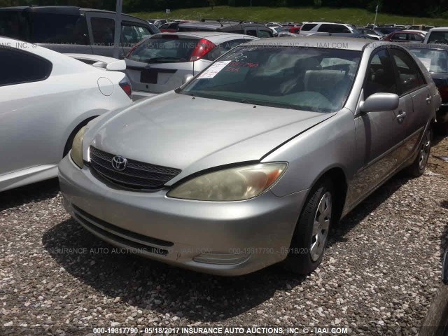 4T1BE32K02U011503 - 2002 TOYOTA CAMRY LE/XLE/SE SILVER photo 2