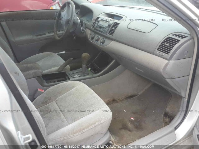 4T1BE32K02U011503 - 2002 TOYOTA CAMRY LE/XLE/SE SILVER photo 5