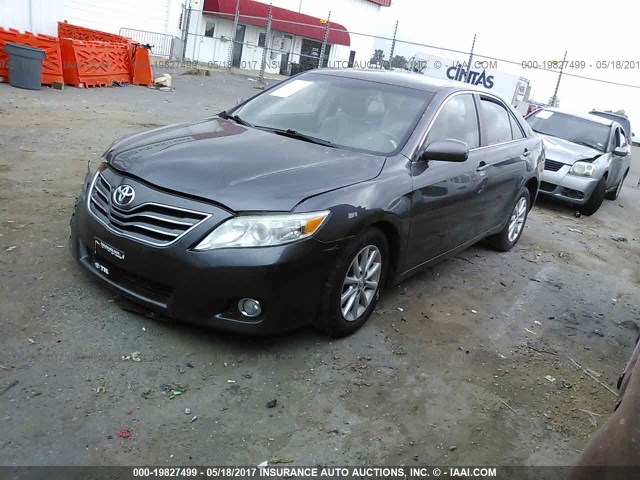 4T1BK3EK5BU129521 - 2011 TOYOTA CAMRY SE/LE/XLE ნაცრისფერი ფოტო 2