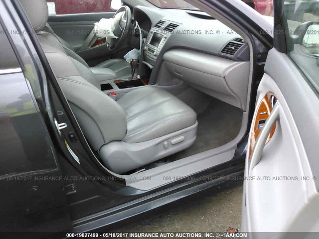 4T1BK3EK5BU129521 - 2011 TOYOTA CAMRY SE/LE/XLE ნაცრისფერი ფოტო 5