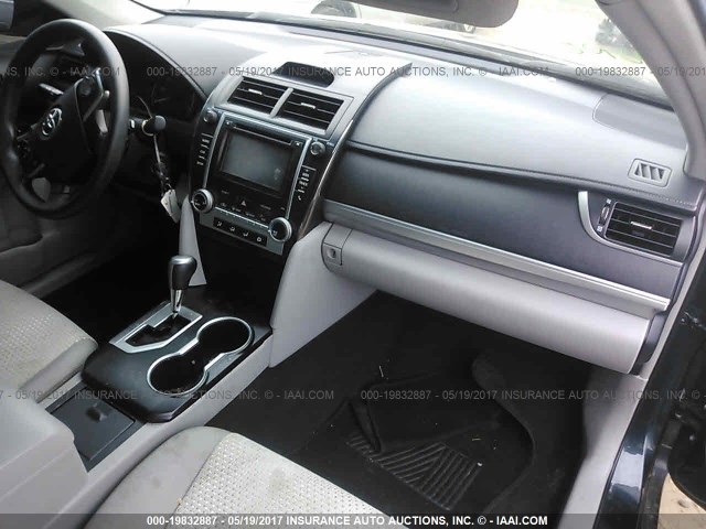 4T1BF1FK4EU370384 - 2014 TOYOTA CAMRY L/SE/LE/XLE მწვანე ფოტო 5