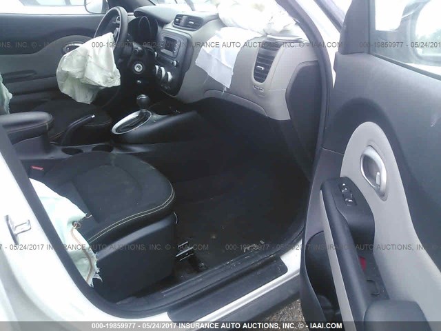 KNDJP3A56F7171539 - 2015 KIA SOUL + WHITE photo 5