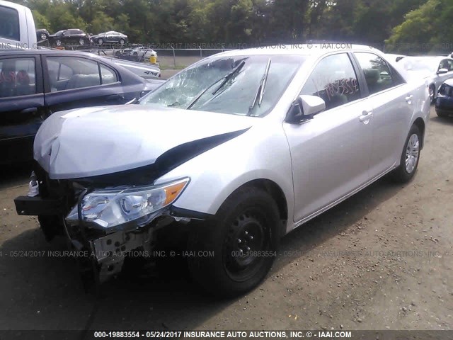 4T1BF1FK3DU255631 - 2013 TOYOTA CAMRY L/SE/LE/XLE 银色 照片 2