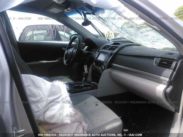 4T1BF1FK3DU255631 - 2013 TOYOTA CAMRY L/SE/LE/XLE 银色 照片 5