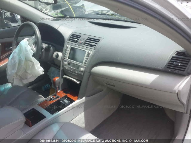 4T1BK3EKXBU127022 - 2011 TOYOTA CAMRY SE/LE/XLE SILVER photo 5