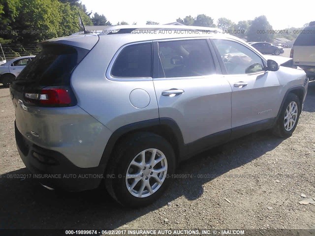 1C4PJMCS2GW271522 - 2016 JEEP CHEROKEE LATITUDE SILVER photo 4