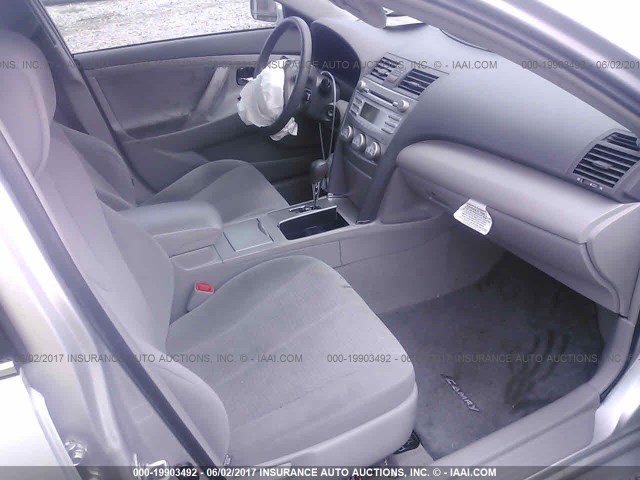 4T1BF3EK4BU704728 - 2011 TOYOTA CAMRY SE/LE/XLE SILVER photo 5