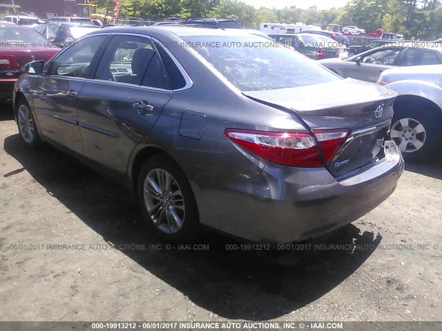 4T1BF1FK2GU545296 - 2016 TOYOTA CAMRY LE/XLE/SE/XSE GRAY photo 2