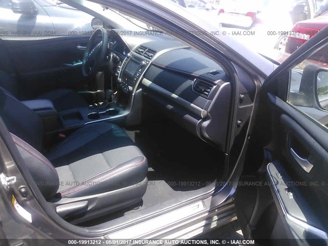 4T1BF1FK2GU545296 - 2016 TOYOTA CAMRY LE/XLE/SE/XSE GRAY photo 4