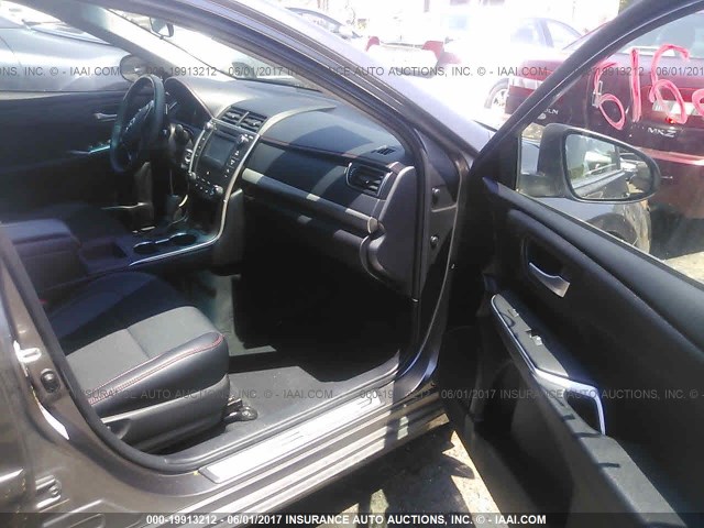 4T1BF1FK2GU545296 - 2016 TOYOTA CAMRY LE/XLE/SE/XSE GRAY photo 5
