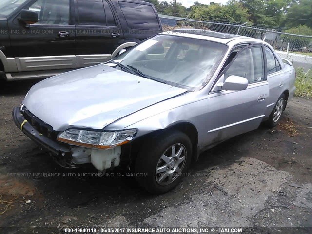 1HGCG567X2A176739 - 2002 HONDA ACCORD SE SILVER photo 2