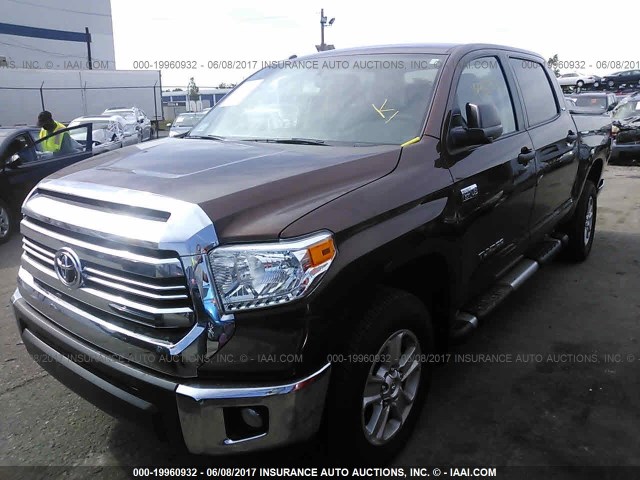 5TFDY5F17HX583533 - 2017 TOYOTA Tundra CREWMAX SR5/TRD PRO BROWN photo 2