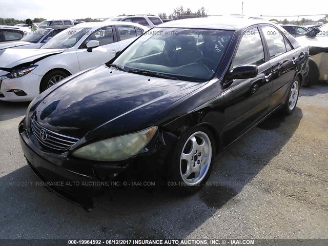 4T1BE30KX5U047190 - 2005 TOYOTA CAMRY LE/XLE/SE შავი ფოტო 2