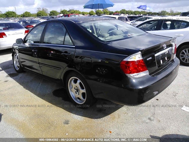 4T1BE30KX5U047190 - 2005 TOYOTA CAMRY LE/XLE/SE შავი ფოტო 3