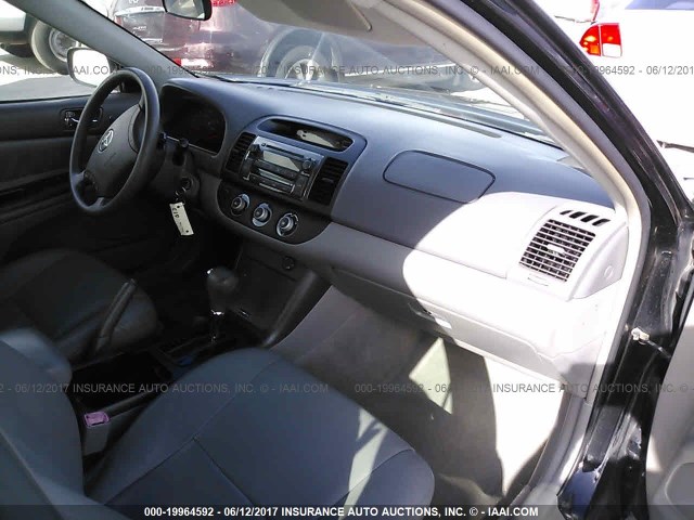 4T1BE30KX5U047190 - 2005 TOYOTA CAMRY LE/XLE/SE შავი ფოტო 5