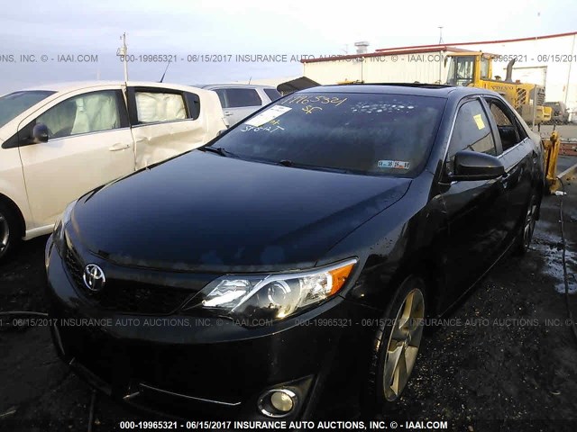 4T1BK1FKXCU012750 - 2012 TOYOTA CAMRY SE/XLE GRAY photo 2