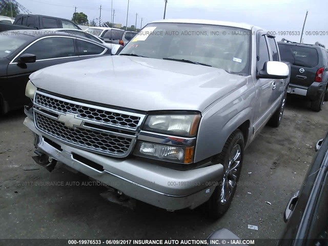 2GCEC13V561342471 - 2006 CHEVROLET SILVERADO C1500 SILVER photo 2