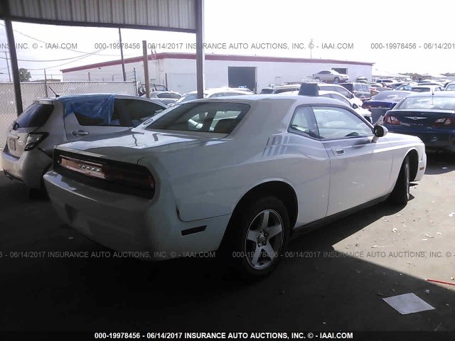 2B3CJ4DV6AH320672 - 2010 DODGE CHALLENGER SE WHITE photo 4