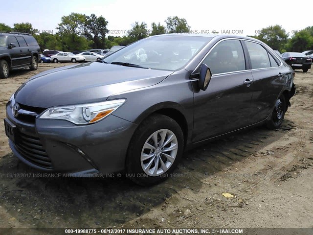 4T4BF1FK9FR516429 - 2015 TOYOTA CAMRY LE/XLE/SE/XSE Pewter photo 2