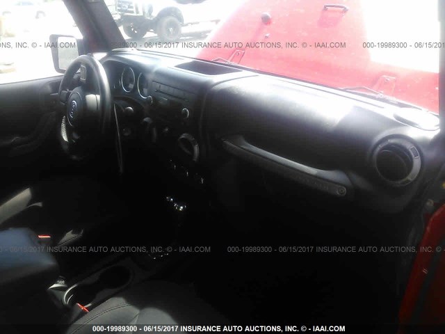 1C4HJWDG0FL554219 - 2015 JEEP WRANGLER UNLIMITE SPORT RED photo 5