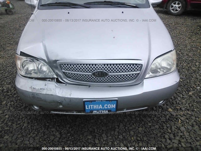 KNDUP132656737353 - 2005 KIA SEDONA EX/LX SILVER photo 6