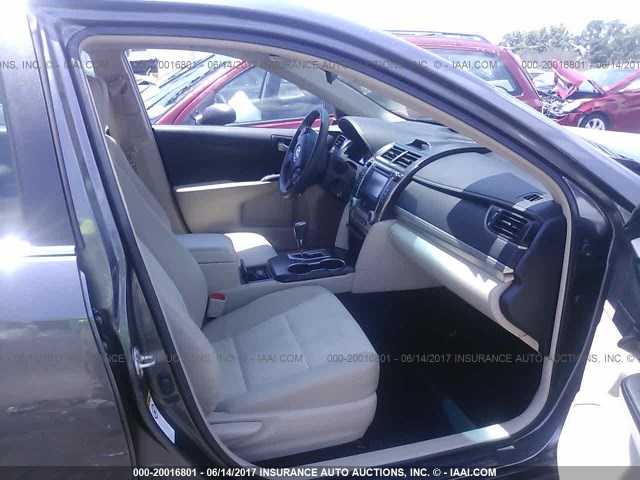 4T1BF1FK2EU470743 - 2014 TOYOTA CAMRY L/SE/LE/XLE 灰色 照片 5