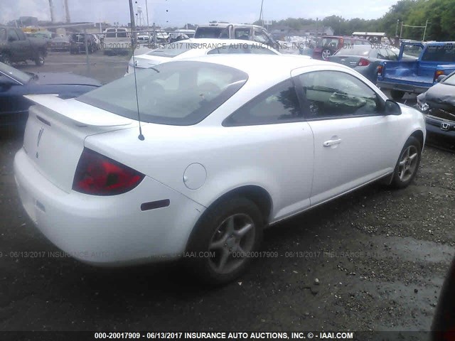 1G2AL15FX77372000 - 2007 PONTIAC G5 WHITE photo 4