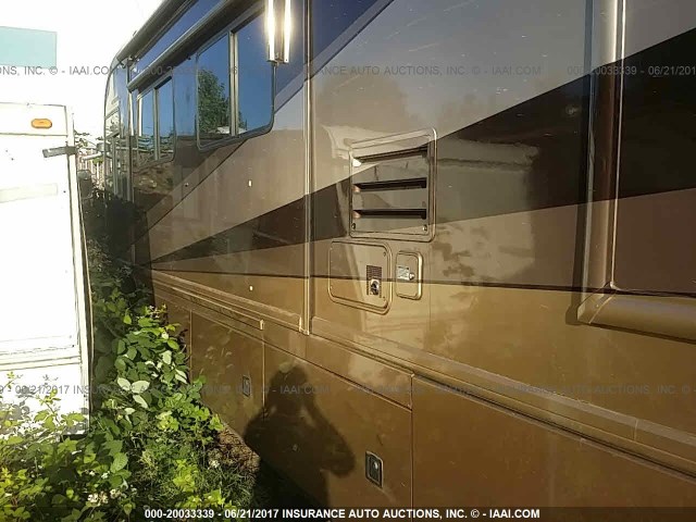 4VZBR1J976C053799 - 2006 FLEETWOOD REVO  BROWN photo 2