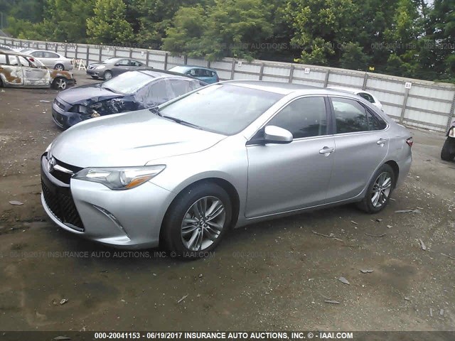 4T1BF1FK3FU912091 - 2015 TOYOTA CAMRY LE/XLE/SE/XSE SILVER photo 2