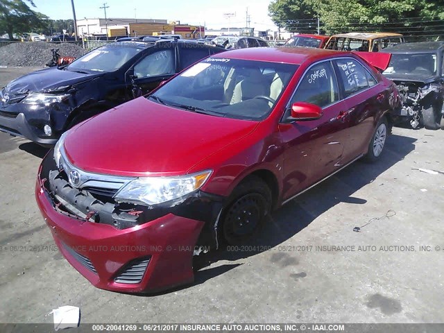 4T1BF1FK2CU525897 - 2012 TOYOTA CAMRY SE/LE/XLE RED photo 2