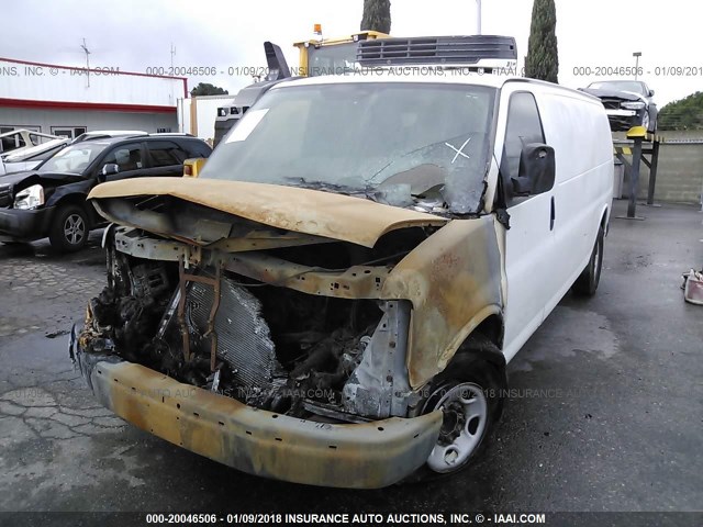 1GTZ7UBG5B1171733 - 2011 GMC SAVANA G3500 WHITE photo 2