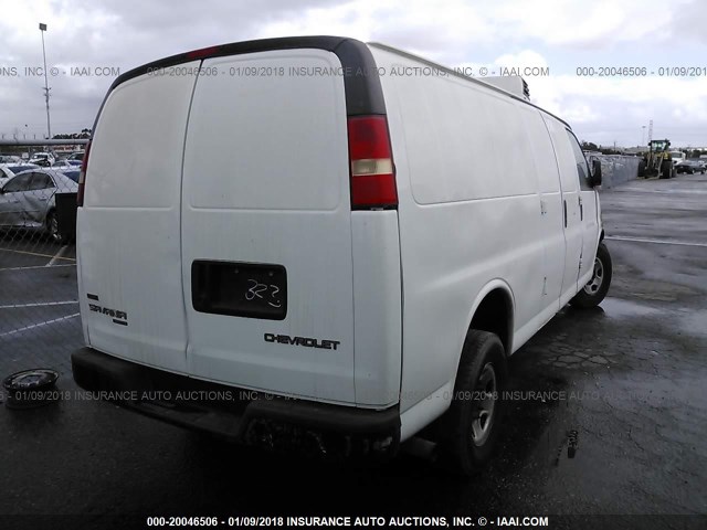 1GTZ7UBG5B1171733 - 2011 GMC SAVANA G3500 WHITE photo 4