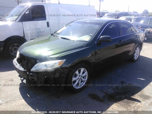 4T1BF3EK8BU732161 - 2011 TOYOTA CAMRY SE/LE/XLE GREEN photo 2
