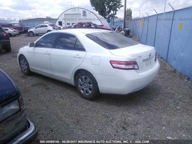 4T4BF3EK6BR110051 - 2011 TOYOTA CAMRY SE/LE/XLE WHITE photo 3