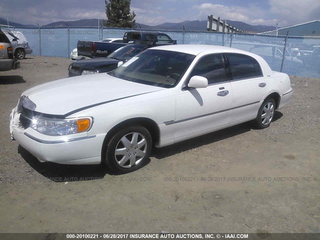 1LNHM82W0YY790867 - 2000 LINCOLN TOWN CAR SIGNATURE WHITE photo 2