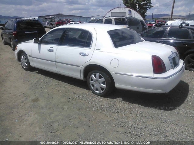 1LNHM82W0YY790867 - 2000 LINCOLN TOWN CAR SIGNATURE WHITE photo 3