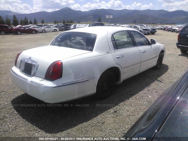 1LNHM82W0YY790867 - 2000 LINCOLN TOWN CAR SIGNATURE WHITE photo 4