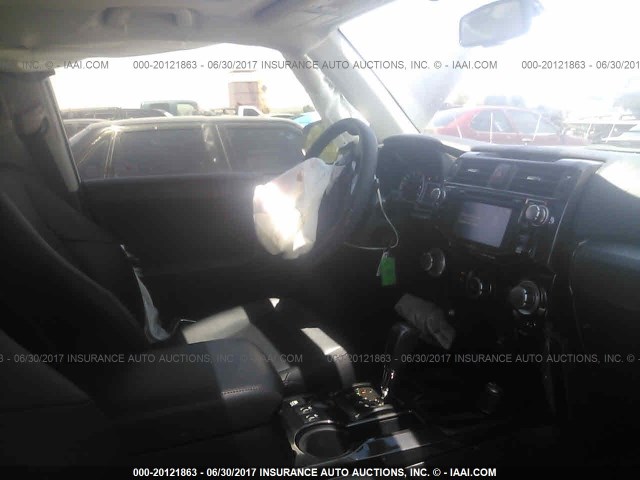 JTEBU5JR9G5337718 - 2016 TOYOTA 4RUNNER SR5 PREM/LTDL/TRAIL/TRD Biały zdjęcie 5