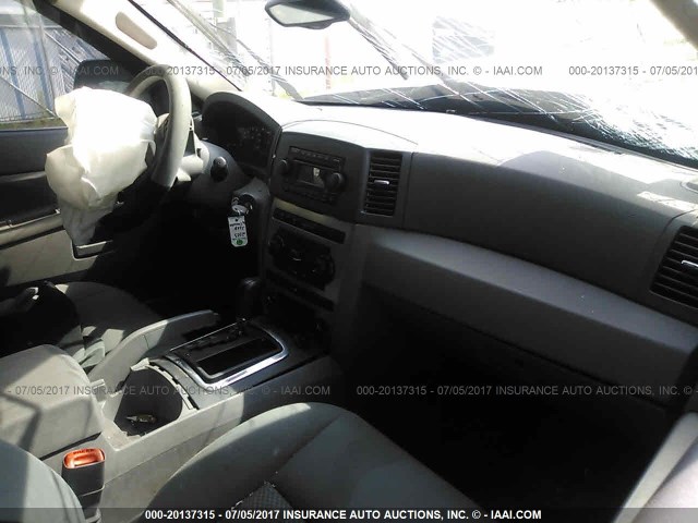 1J4GR48K55C590083 - 2005 JEEP GRAND CHEROKEE LAREDO/COLUMBIA/FREEDOM 银色 照片 5