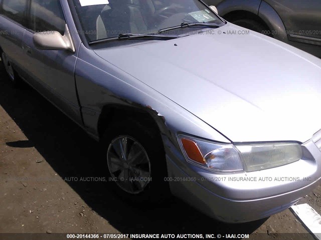 4T1BG22K6XU415109 - 1999 TOYOTA CAMRY CE/LE/XLE 银色 照片 6