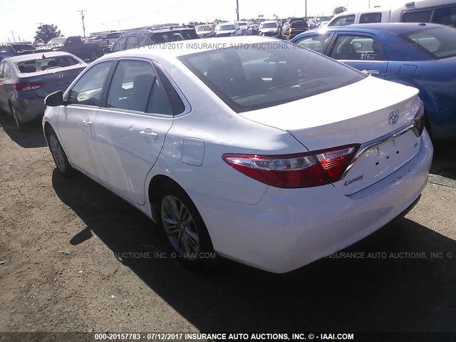 4T1BF1FK8GU612628 - 2016 TOYOTA CAMRY LE/XLE/SE/XSE WHITE photo 3