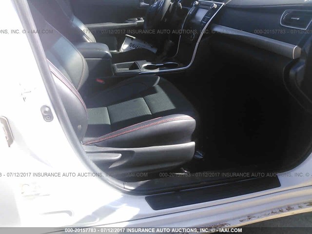 4T1BF1FK8GU612628 - 2016 TOYOTA CAMRY LE/XLE/SE/XSE WHITE photo 5