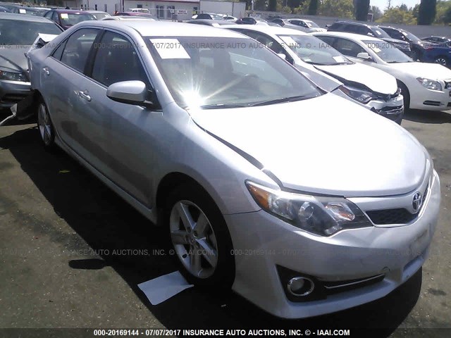 4T1BF1FK1EU362839 - 2014 TOYOTA CAMRY L/SE/LE/XLE 银色 照片 1