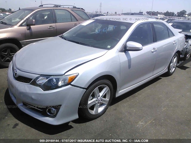 4T1BF1FK1EU362839 - 2014 TOYOTA CAMRY L/SE/LE/XLE 银色 照片 2