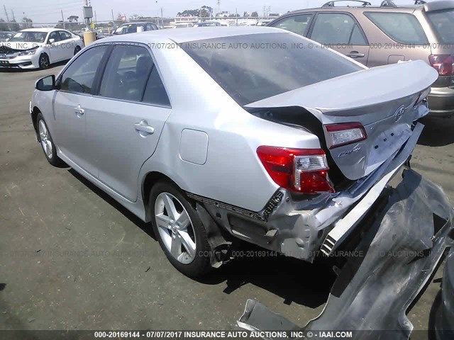4T1BF1FK1EU362839 - 2014 TOYOTA CAMRY L/SE/LE/XLE 银色 照片 3