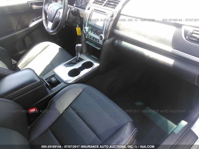 4T1BF1FK1EU362839 - 2014 TOYOTA CAMRY L/SE/LE/XLE 银色 照片 5