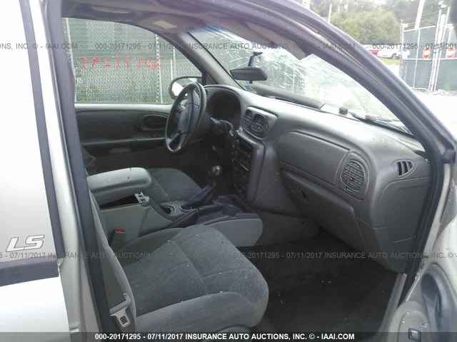 1GNDS13S342107334 - 2004 CHEVROLET TRAILBLAZER LS/LT SILVER photo 5