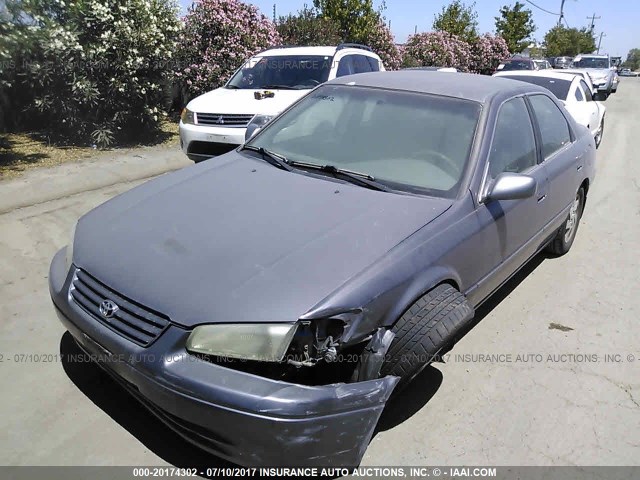 JT2BF22K7X0171400 - 1999 TOYOTA CAMRY LE/XLE فضي صورة 2
