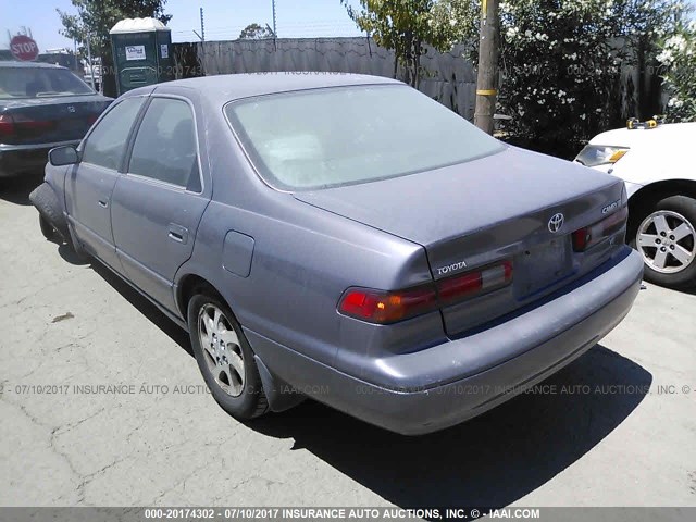 JT2BF22K7X0171400 - 1999 TOYOTA CAMRY LE/XLE فضي صورة 3