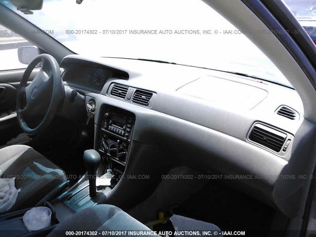 JT2BF22K7X0171400 - 1999 TOYOTA CAMRY LE/XLE فضي صورة 5